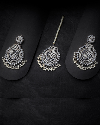 Glimmering Earrings Bindiya