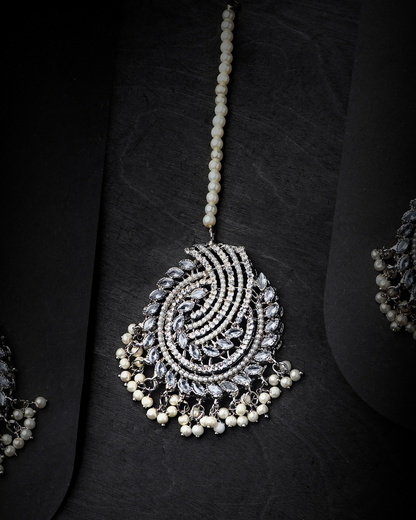 Glimmering Earrings Bindiya