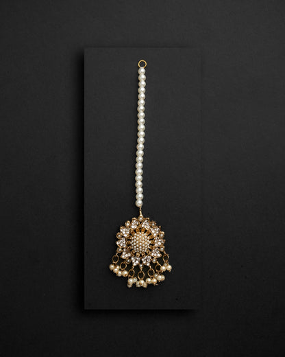 Zeenat Signature Bindiya