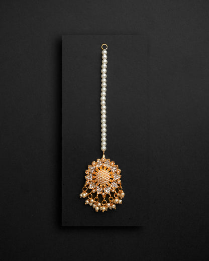 Zeenat Signature Bindiya